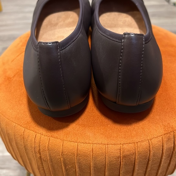 Vionic Delanie Flats - Picture 4 of 11